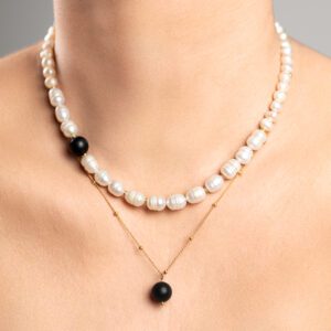 Choker Siła Spokoju – Potęga Kobiecości z Pereł z Matowym Onyksem